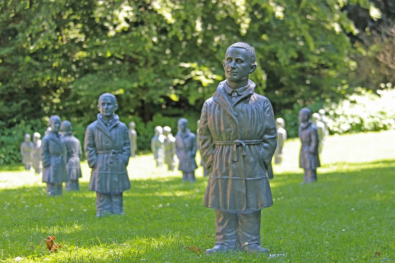 Bert Brecht heykeli - sanat projesi fotoğrafı