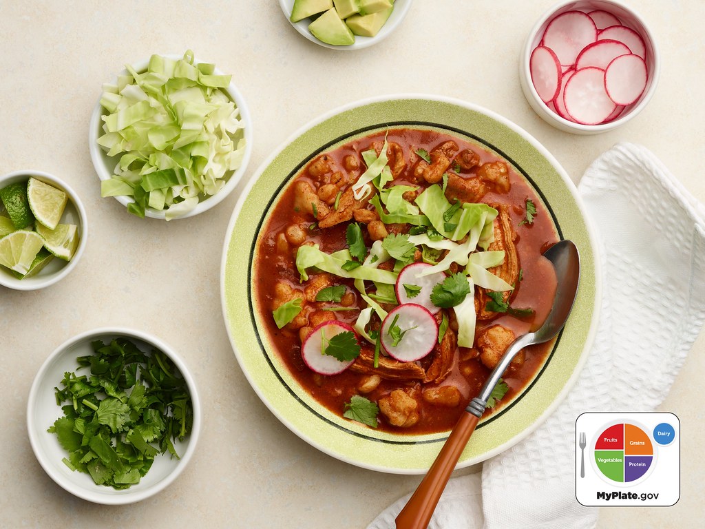 Beslenme Rehberiyle Uyumlu Sağlıklı Meksika Pozole Çorbası ve Garnitürleri