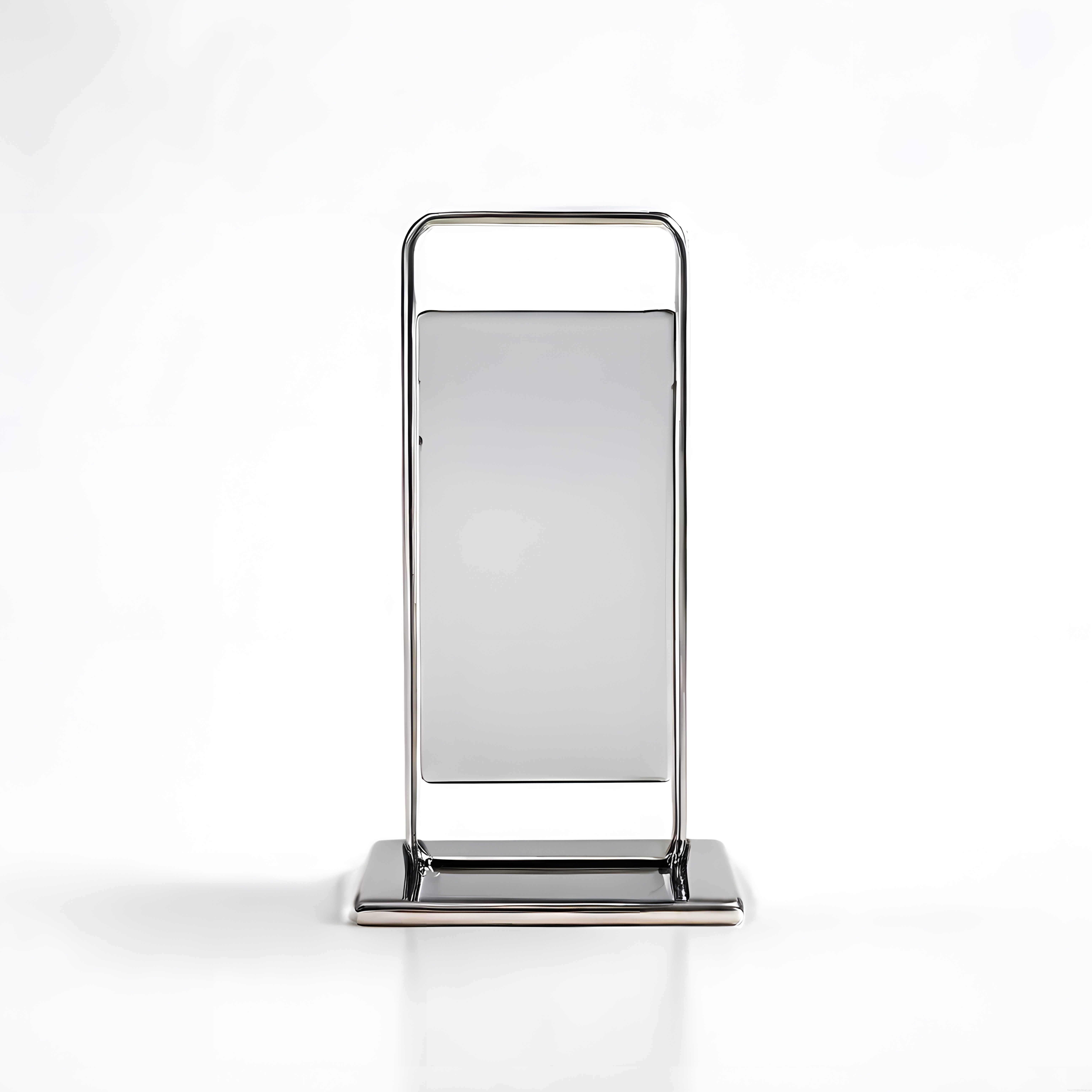 Beyaz arka planda izole edilmiş modern krom metal stand ve dekoratif raf