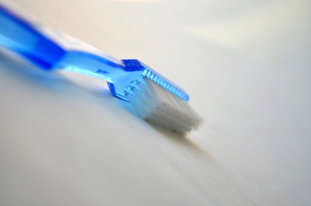 Beyaz Arka Planda Mavi Plastik Saplı Diş Fırçası Detay Fotoğrafı