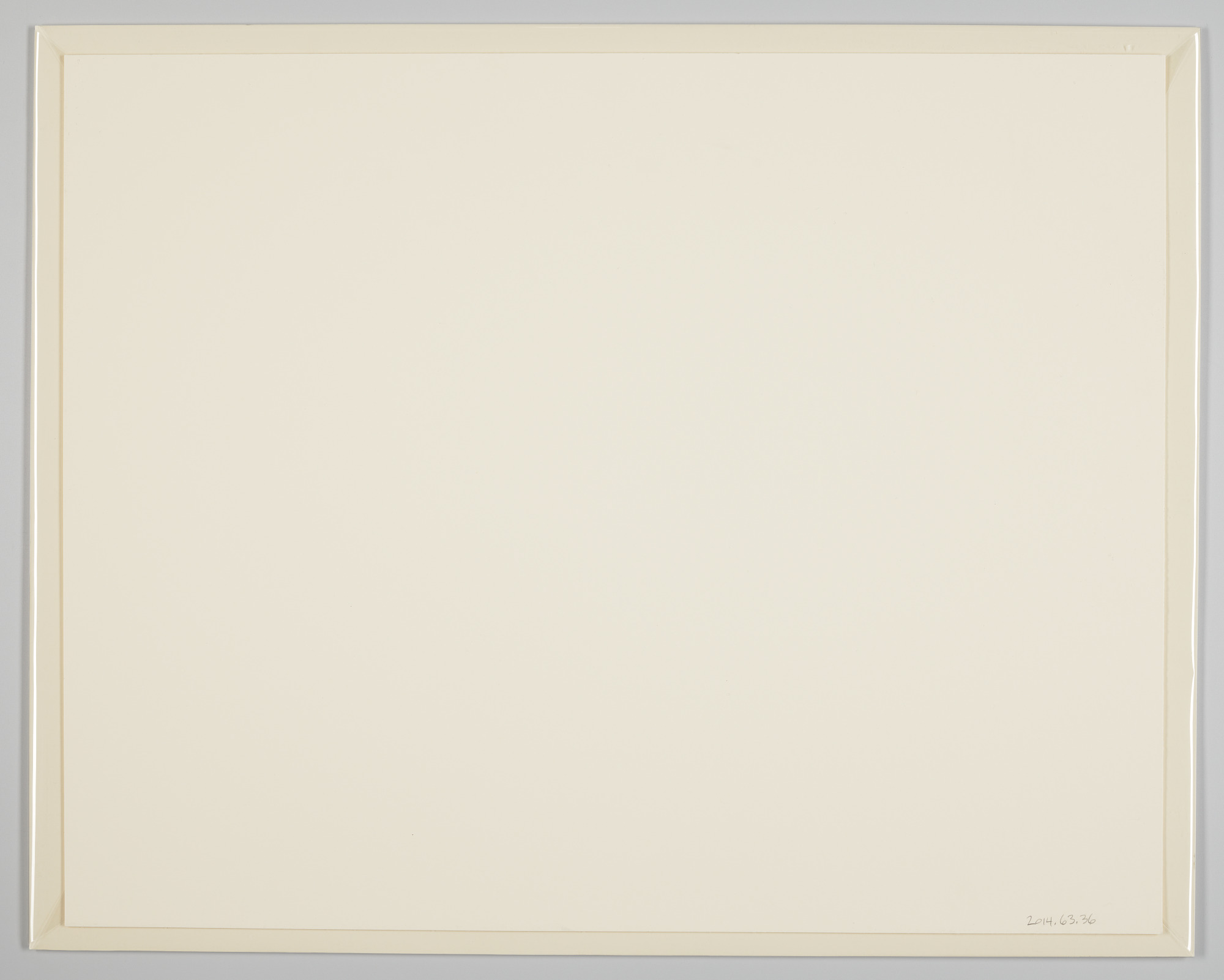 Beyaz Çerçeve İçindeki Krem Boş Tuval ve Minimalist Sanat Anlayışı