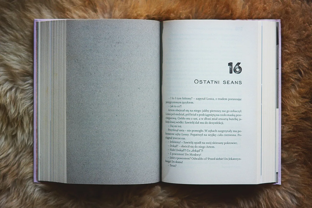 Beyaz deri kapaklı açık kitap - okuma anı Beyaz deri kapaklı açık kitap - okuma anı