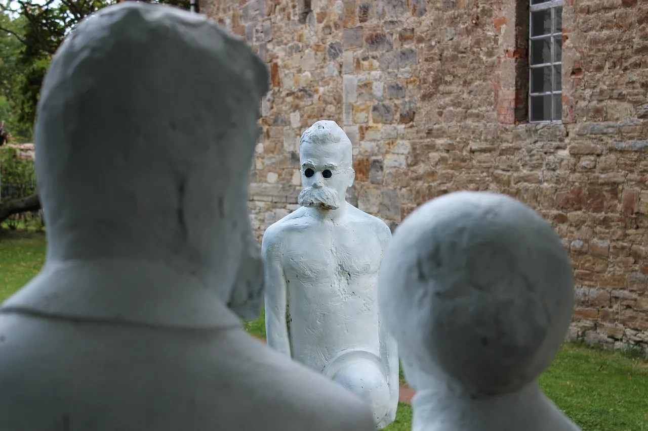 Beyaz duvar üzerindeki Nietzsche heykeli - modern sanat