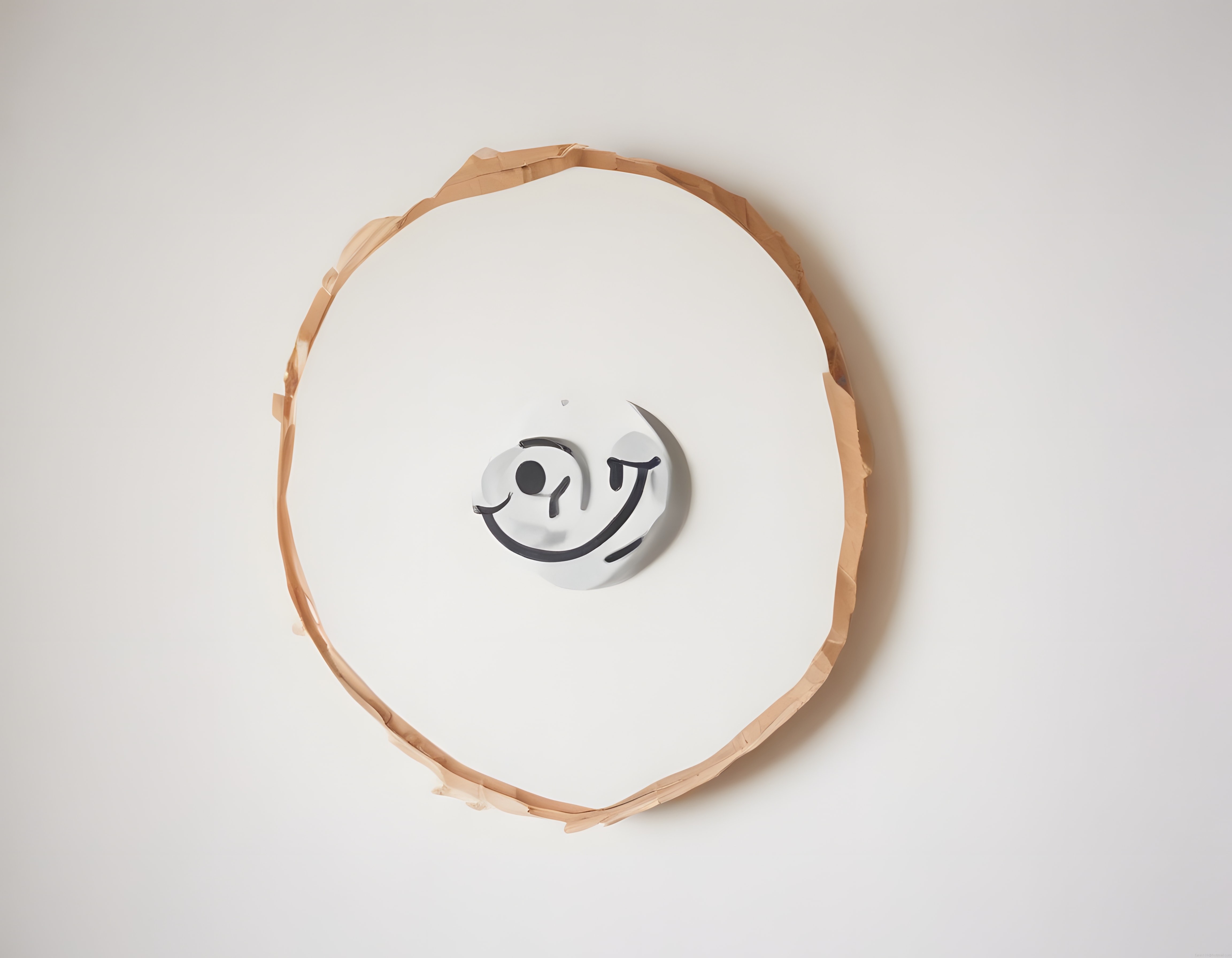 Beyaz duvarda kağıt bant çerçevesi içinde minimalist smiley face sanatı