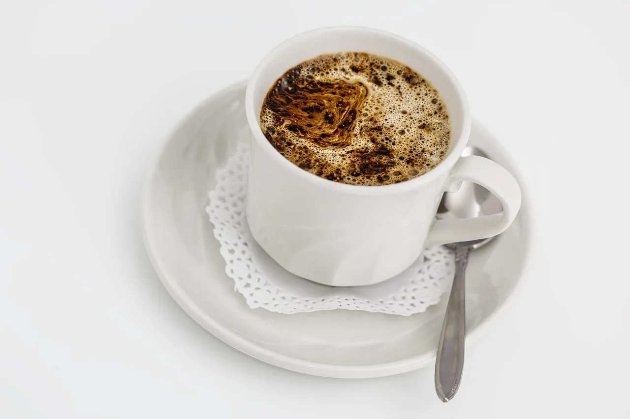 Beyaz fincanda sıcak kahve - kafe molası