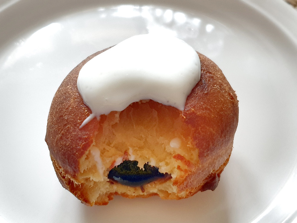 Beyaz Glazürlü ve Mavi Dolgulu Isırık Alınmış Kıtır Donut Tatlısı