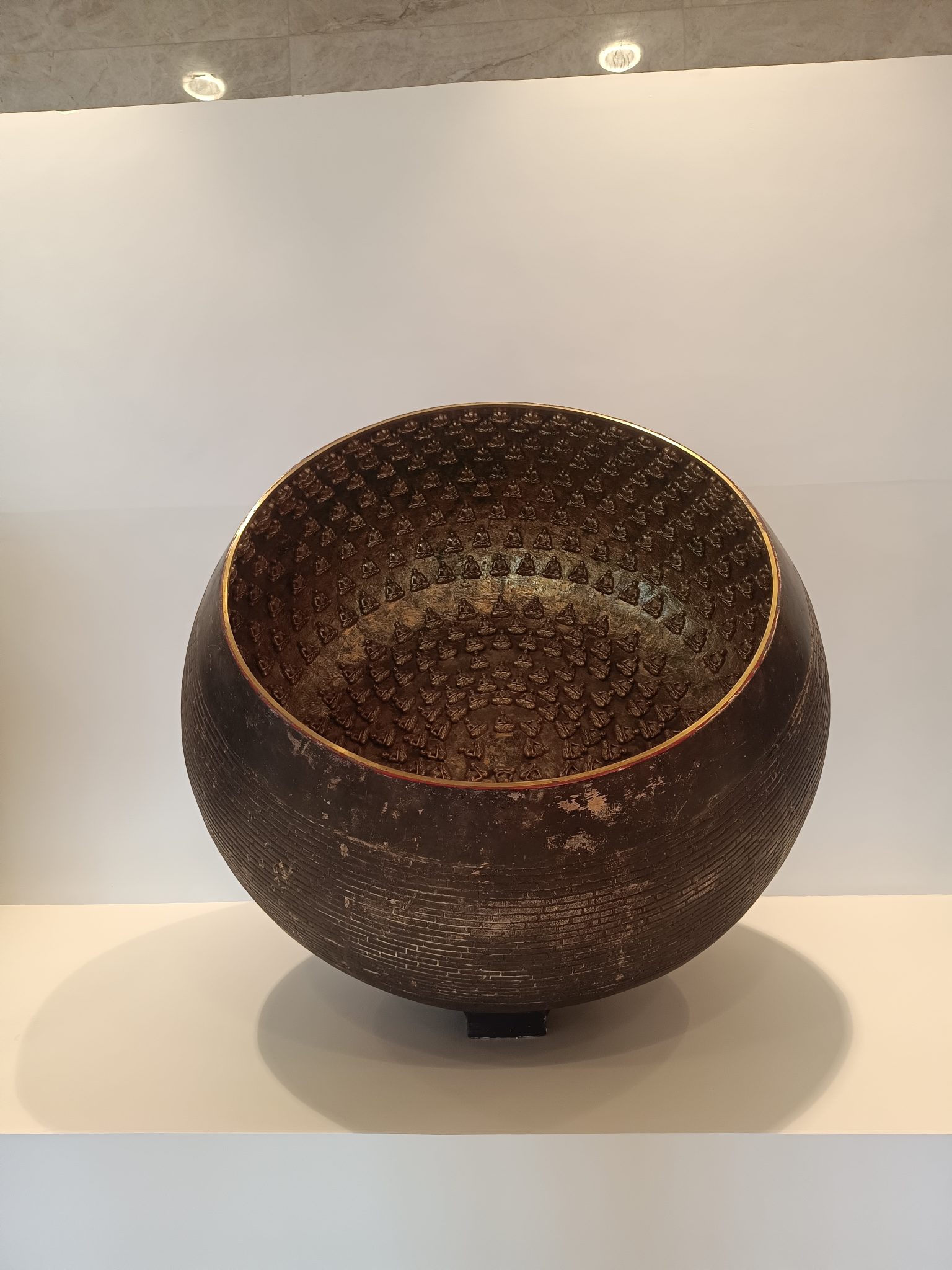 Beyaz Işıklı Galeride Sergilenen Antik Kabartmalı Tören Kasesi ve Detayları