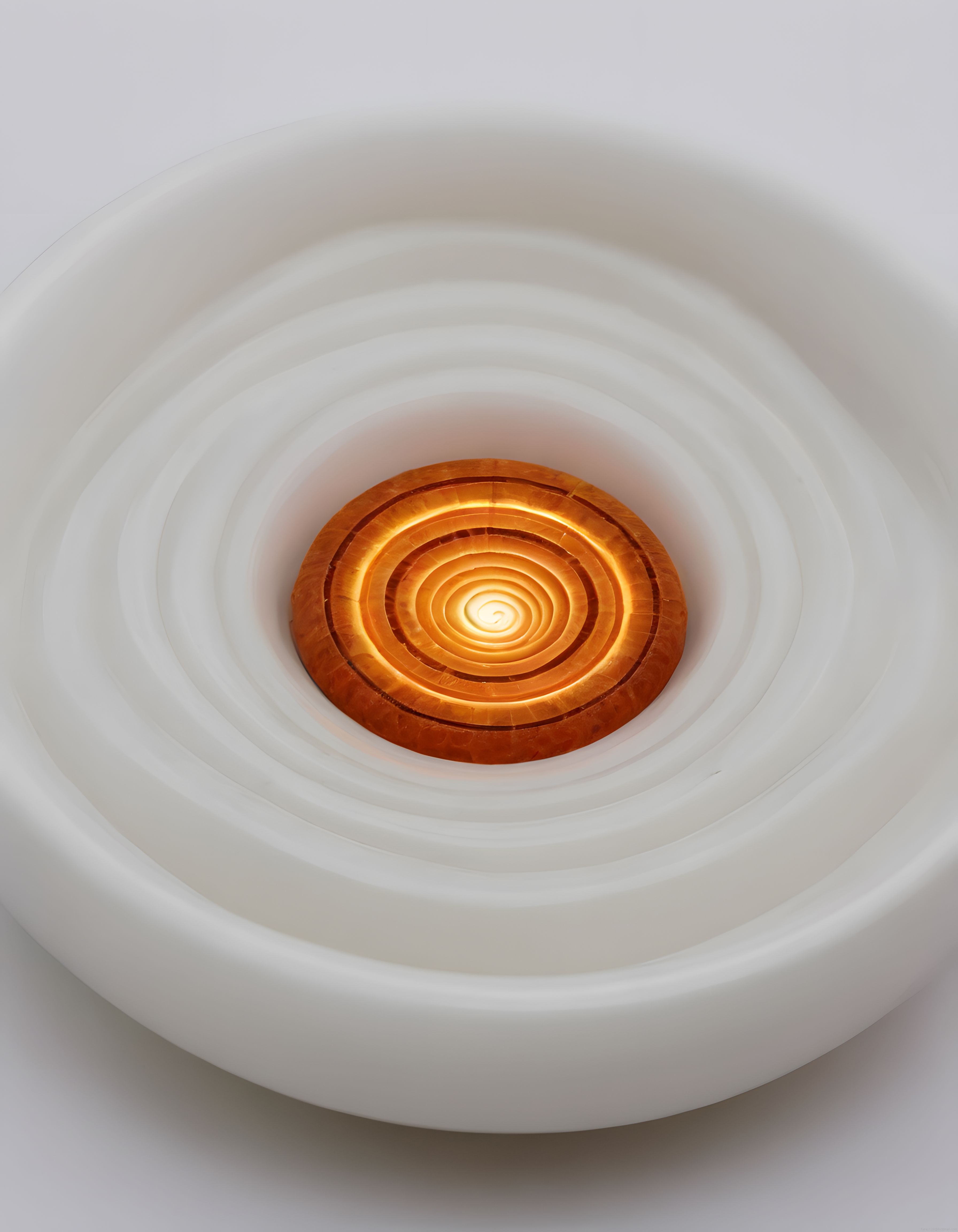 Beyaz Mermer Katmanları ve Spiral Altın Çekirdekli Modern Sanat Objesi