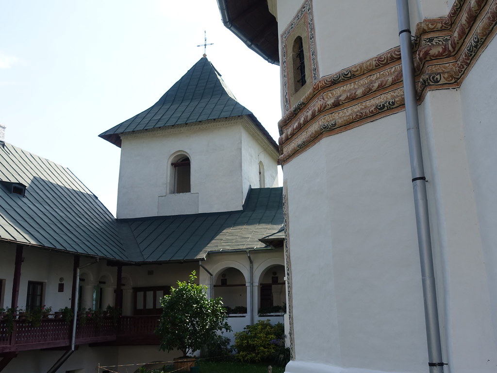 Beyaz Sıvalı Duvarları ve Yeşil Çatılarıyla Tarihi Manastır Avlusu
