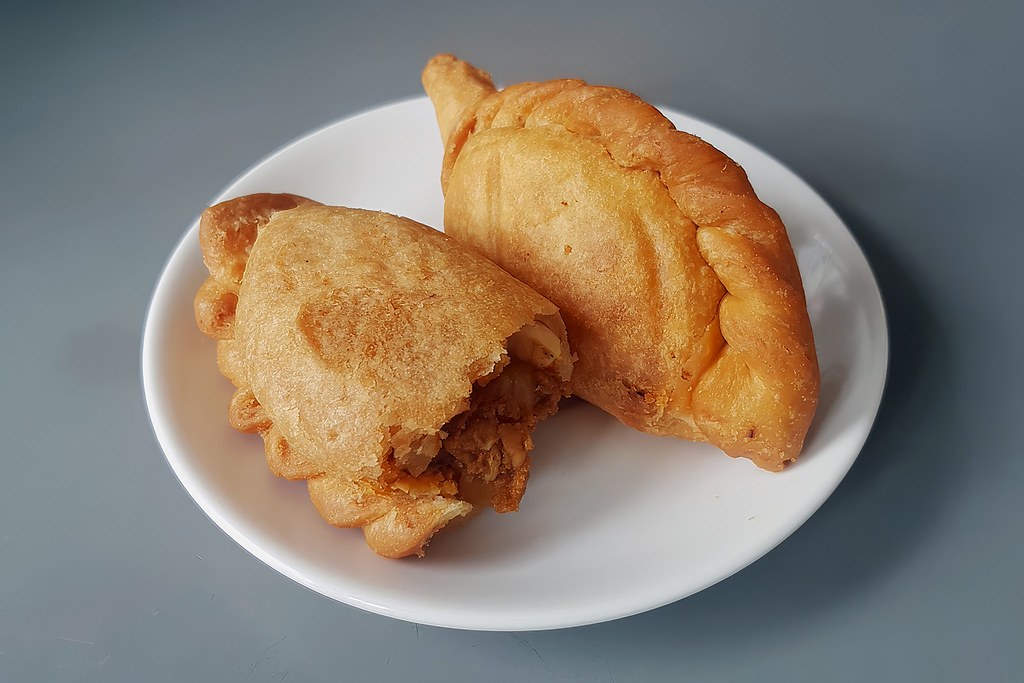 Beyaz Tabakta Altın Kızarmış Empanada: Çıtır Hamur ve İç Harç