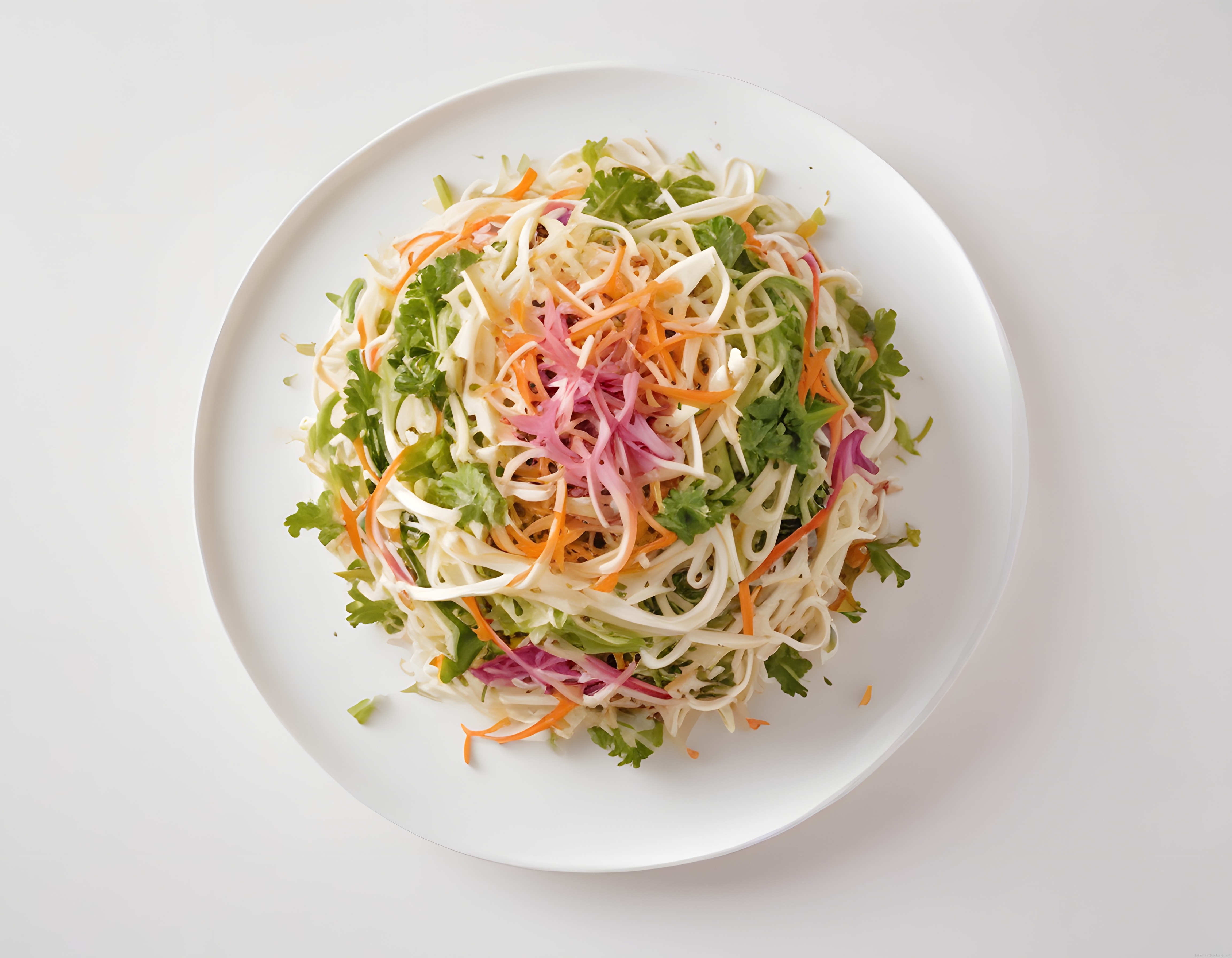 Beyaz tabakta renkli sebzelerle hazırlanmış ferah ve hafif noodle salatası
