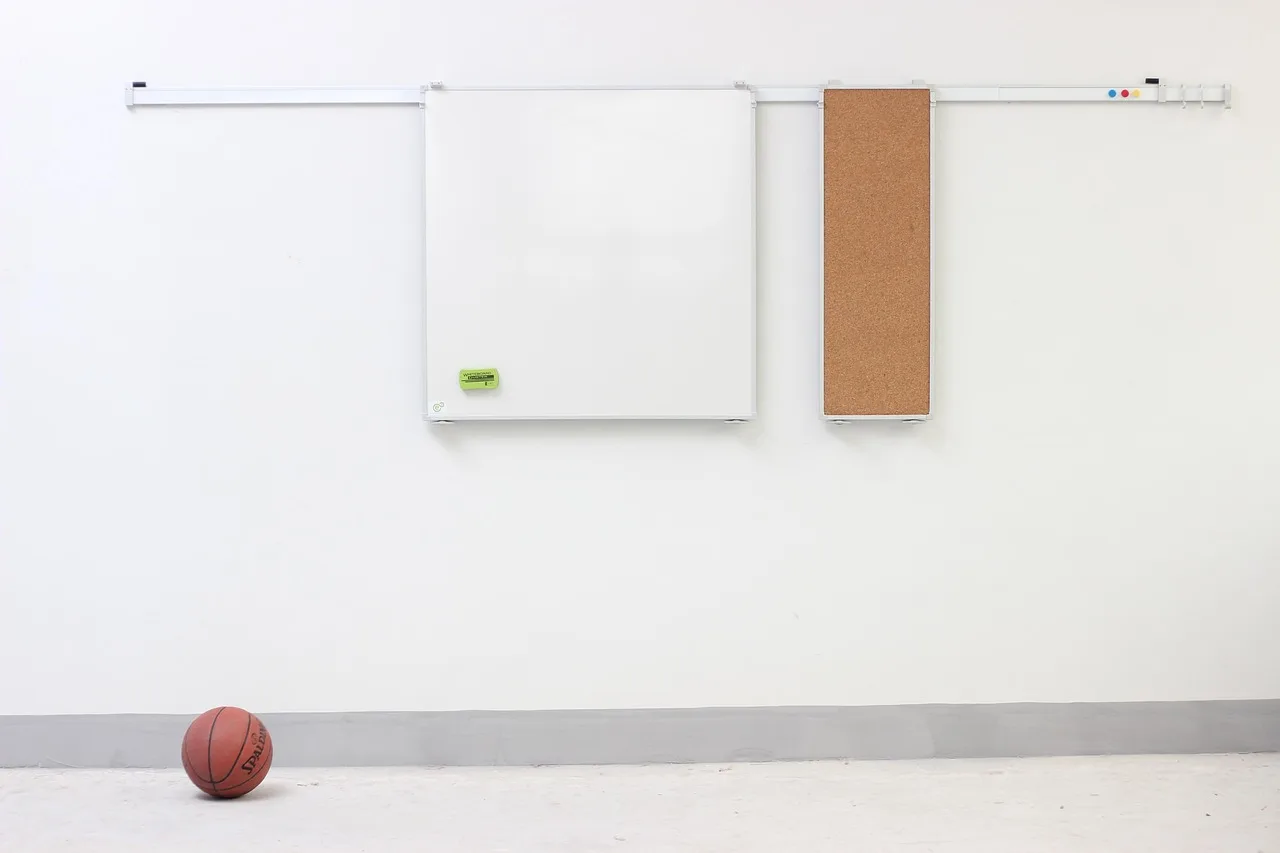 Beyaz tahta üstünde aile basketbol eğitimi - iç mekan