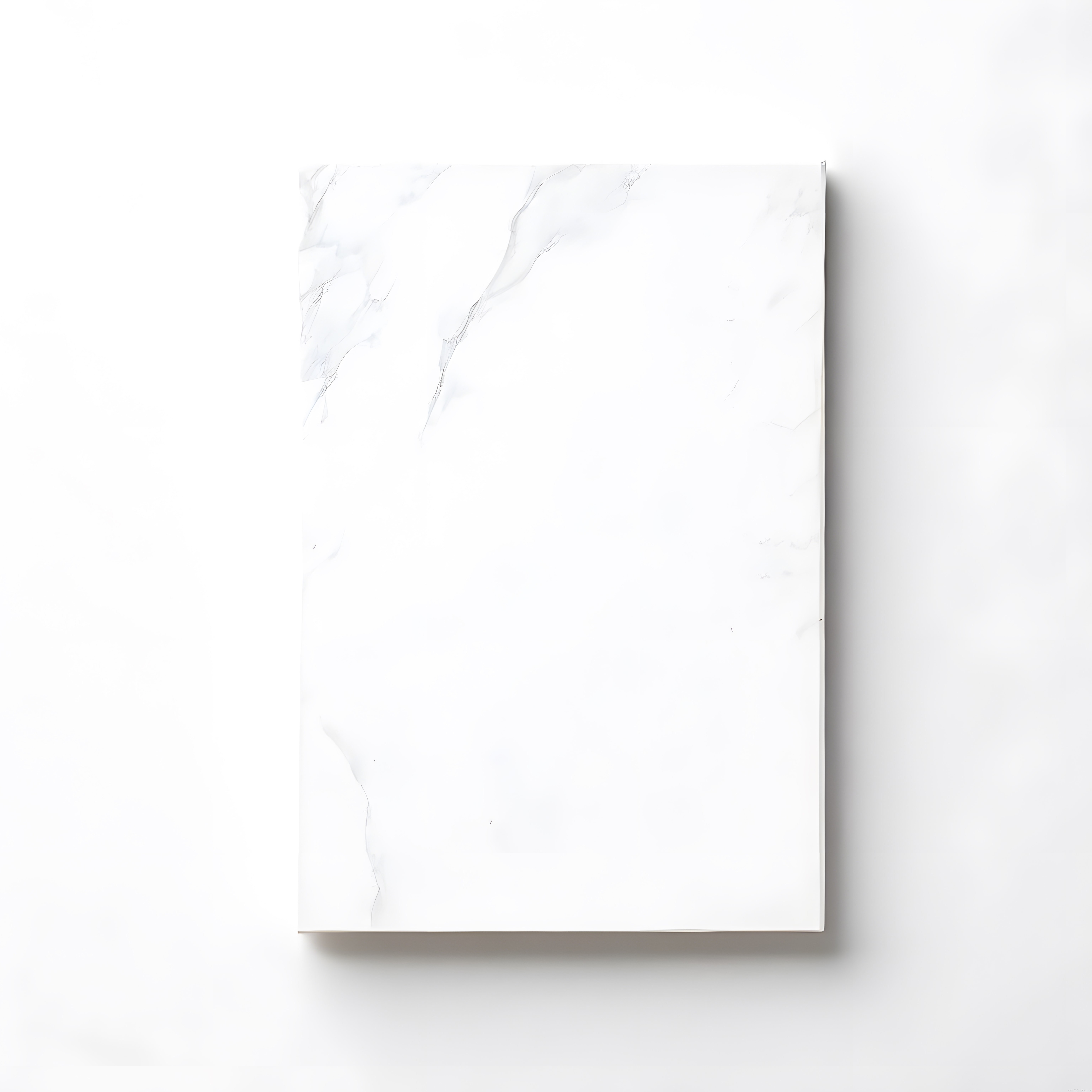 Beyaz zemin üzerinde mermer desenli kapaklı minimalist defter ve ürün çekimi