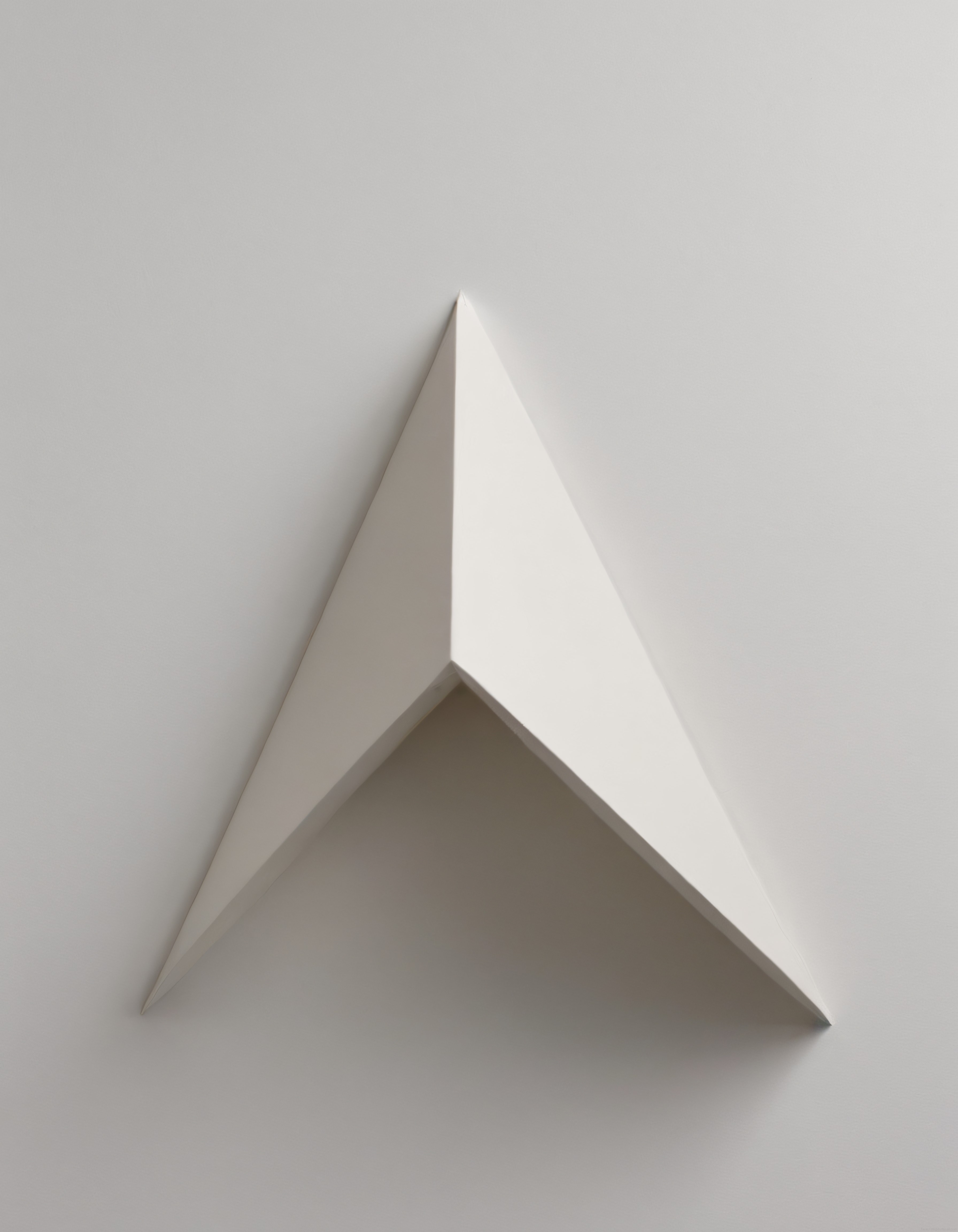 Beyaz Zeminde Minimalist Geometrik Duvar Heykeli ve 3D Kağıt Katlama Sanatı