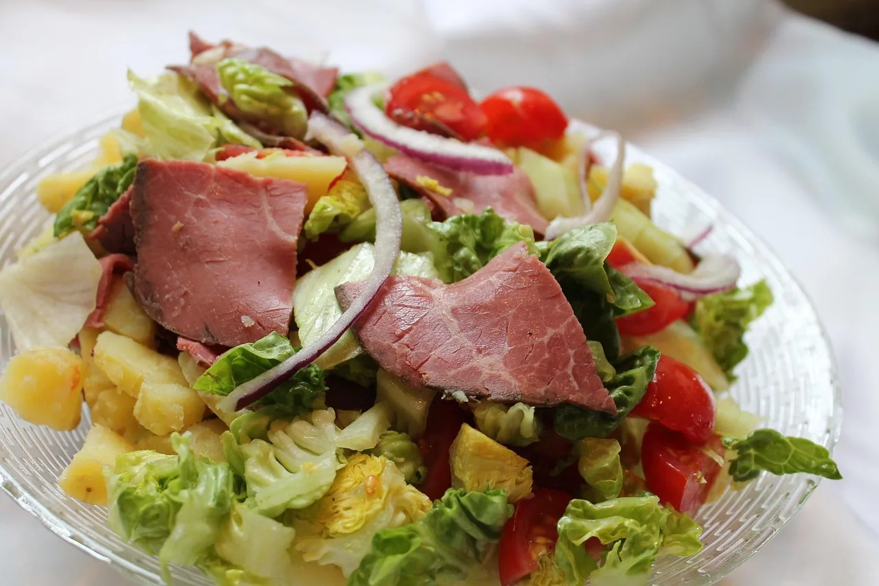 Biftek ve yeşil salata - lezzetli öğün