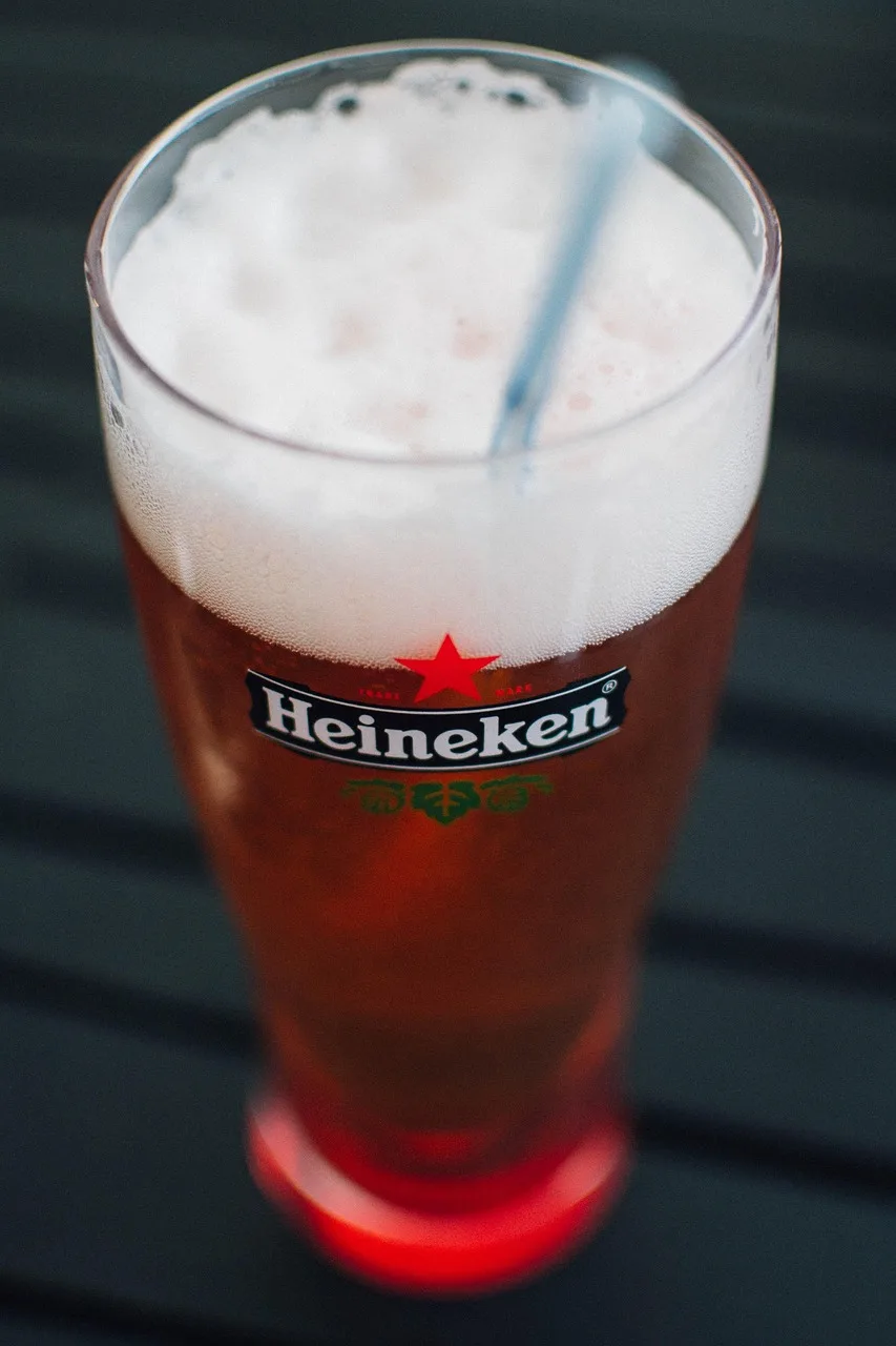 Bira kadehi üzerindeki köpük - bar fotoğrafı Bira kadehi üzerindeki köpük - bar fotoğrafı