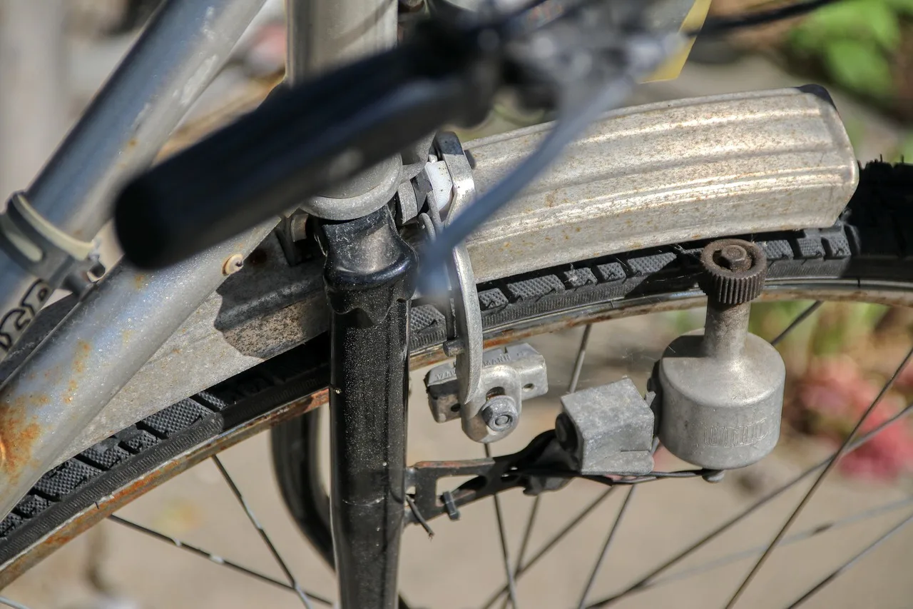 Bisiklet dinamo fotoğrafı - rustik eski pedal