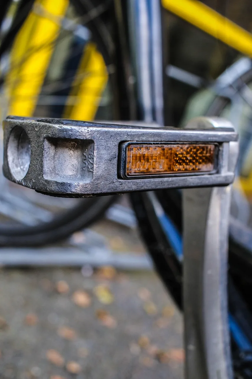 Bisiklet pedalı ve tekerlek detayı - yakın çekim