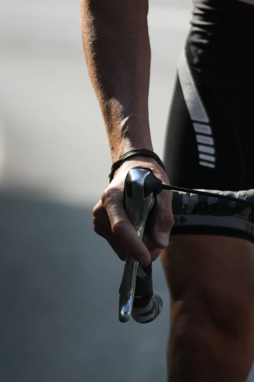 Bisikletli triatlon sporcusu şehir sokaklarında