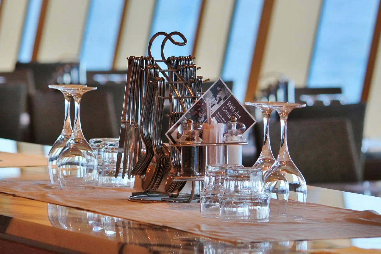 Bistro menüsü dekorasyonlu masa fotoğrafı - keskin detay