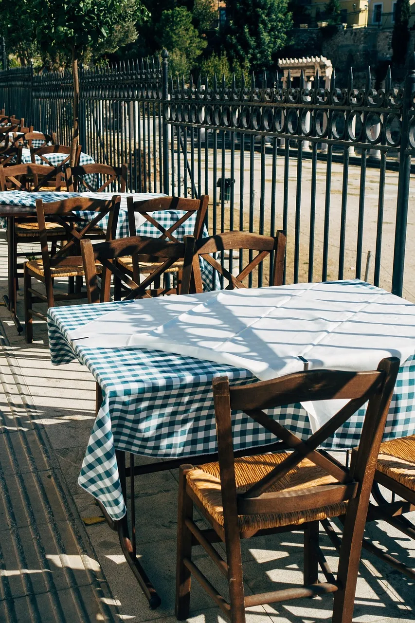 Bistro tarzı ahşap yemek masası - şık restoran