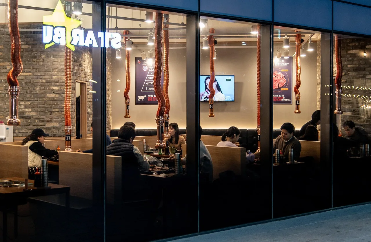 Bistro tarzı şehir içi restoran fotoğrafı