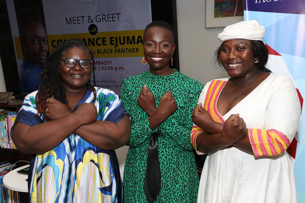 black panther oyuncusu constance ejuma hayranlarıyla wakanda selamı verdi