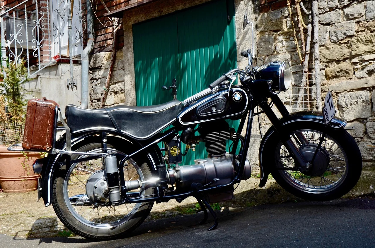 BMW motosiklet ve klasik araba nostaljik trafik sahnesi