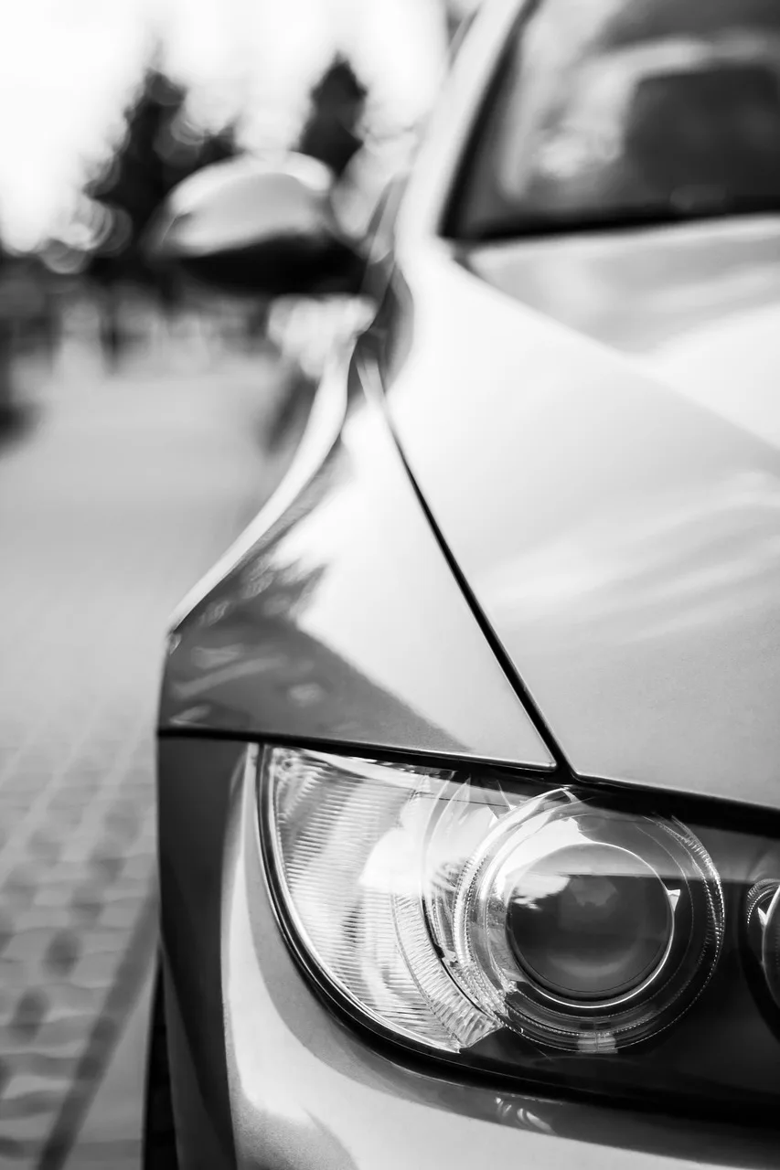 BMW siyah otomobil şehir içinde - yolculuk