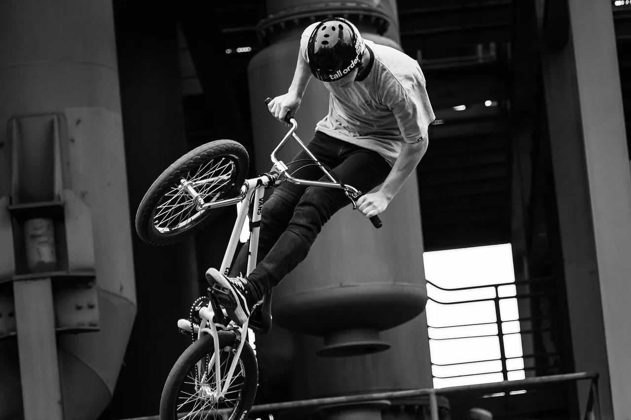 BMX bisiklet sıçrayışı - spor fotoğrafı