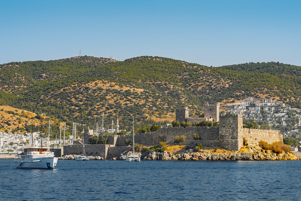 Bodrum Kalesi ve Deniz Manzarası: Tarihi Surların Gölgesinde Yolculuk