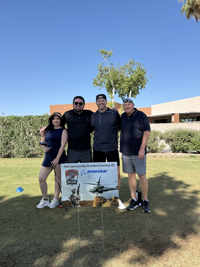 Boeing Sponsorluğuyla Düzenlenen Golf Turnuvasında Takım Arkadaşları Poz Veriyor