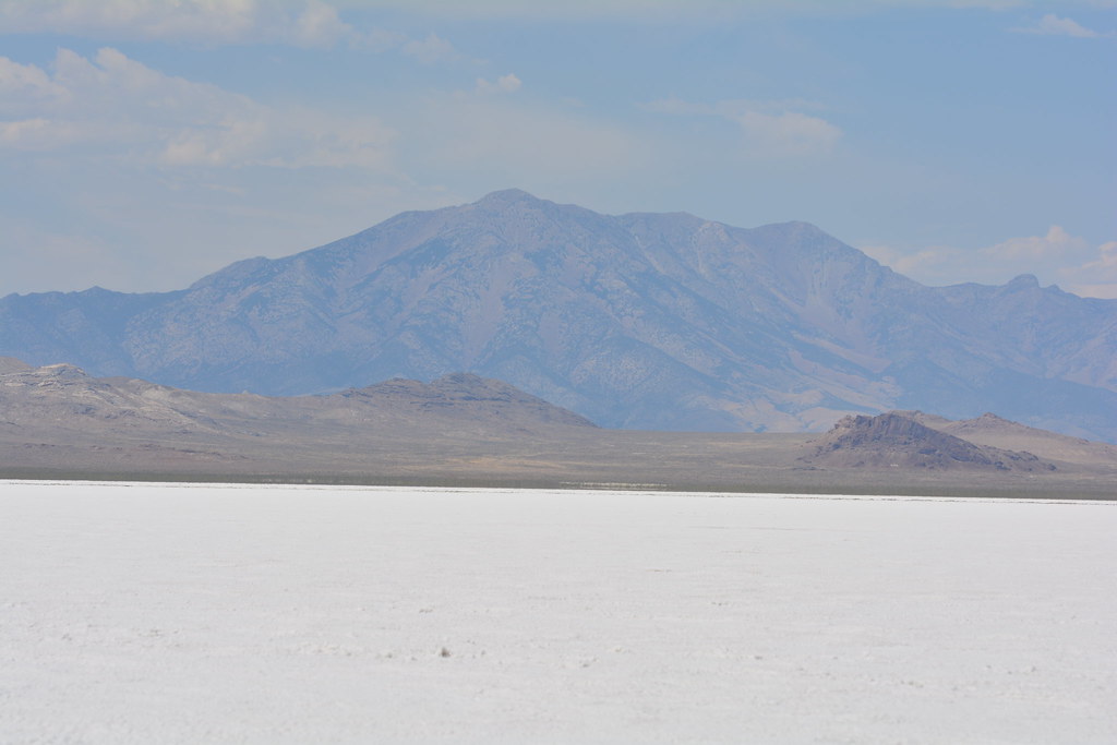 Bonneville Tuz Düzlüklerinde Sonsuz Beyazlık ve Mavi Gökyüzü