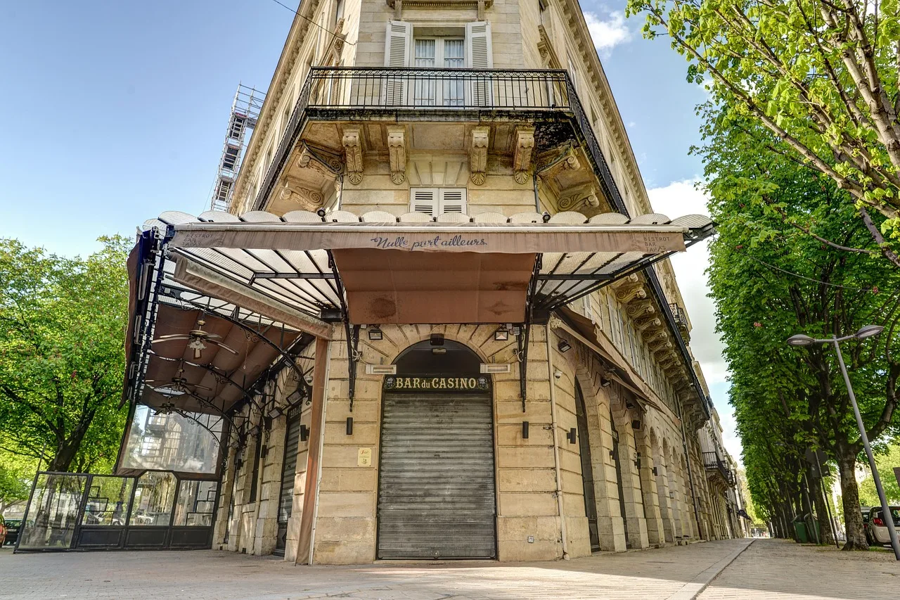 Bordeaux tarzı kapalı kahveci köşesi rustik bar