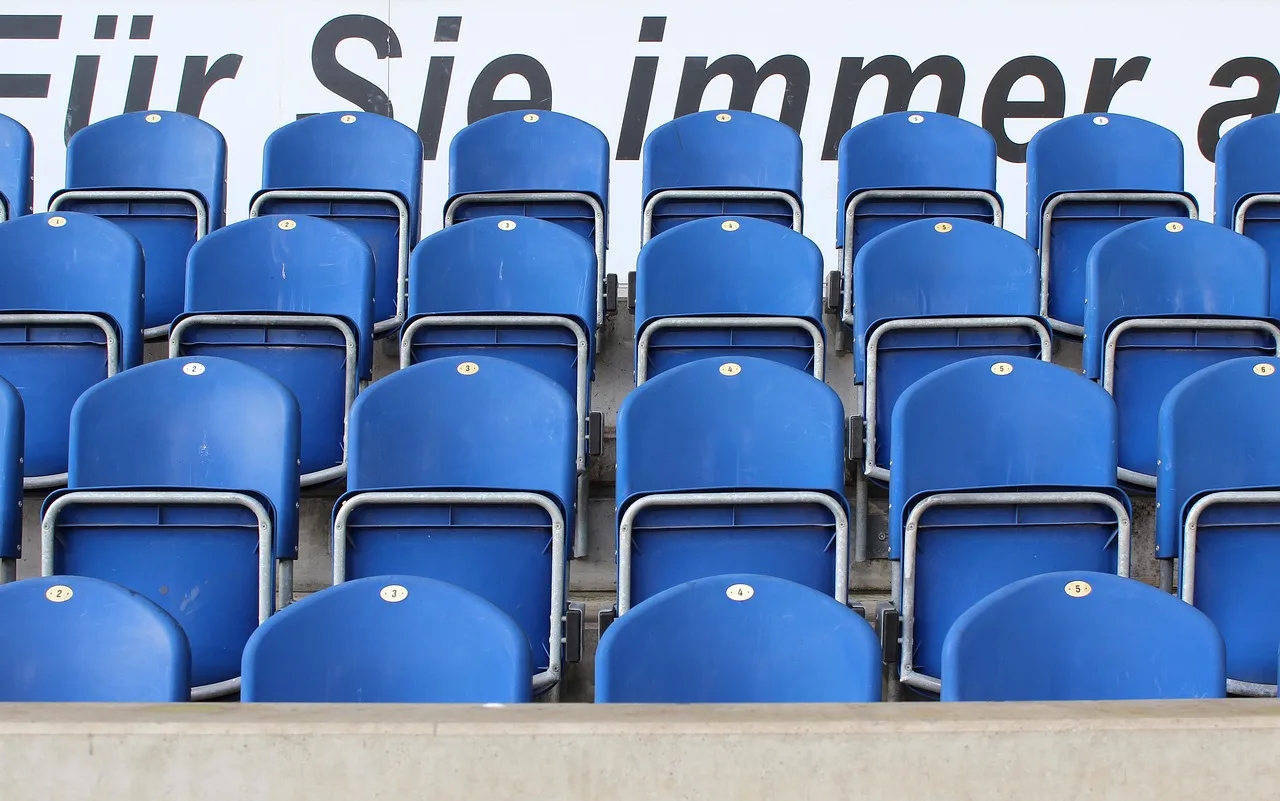 Boş stadyum koltukları hüzünlü futbol sahası