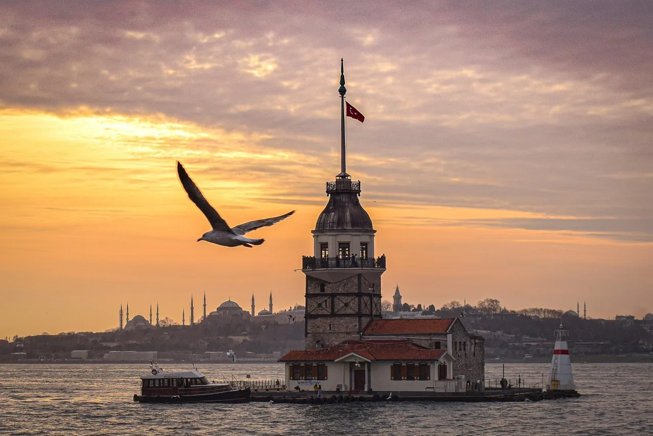 Bosphorus kıyısında romantik gün batımı - kule manzarası