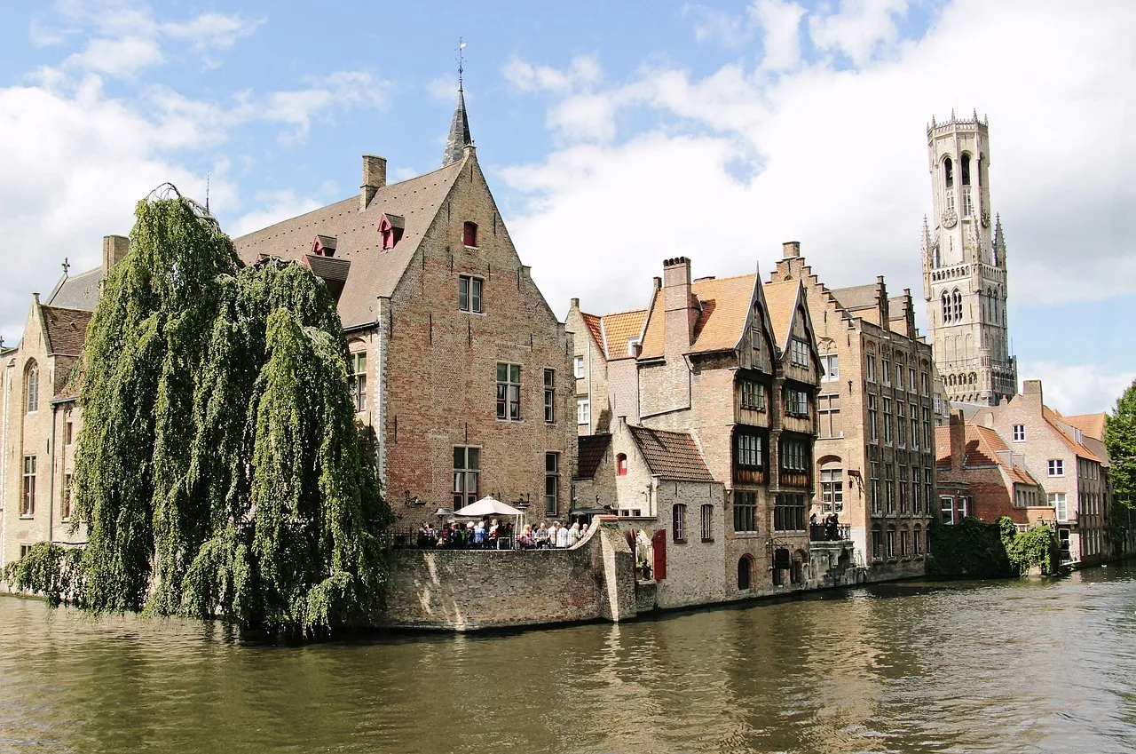 Brugge kanalı ve tarihi kule silueti