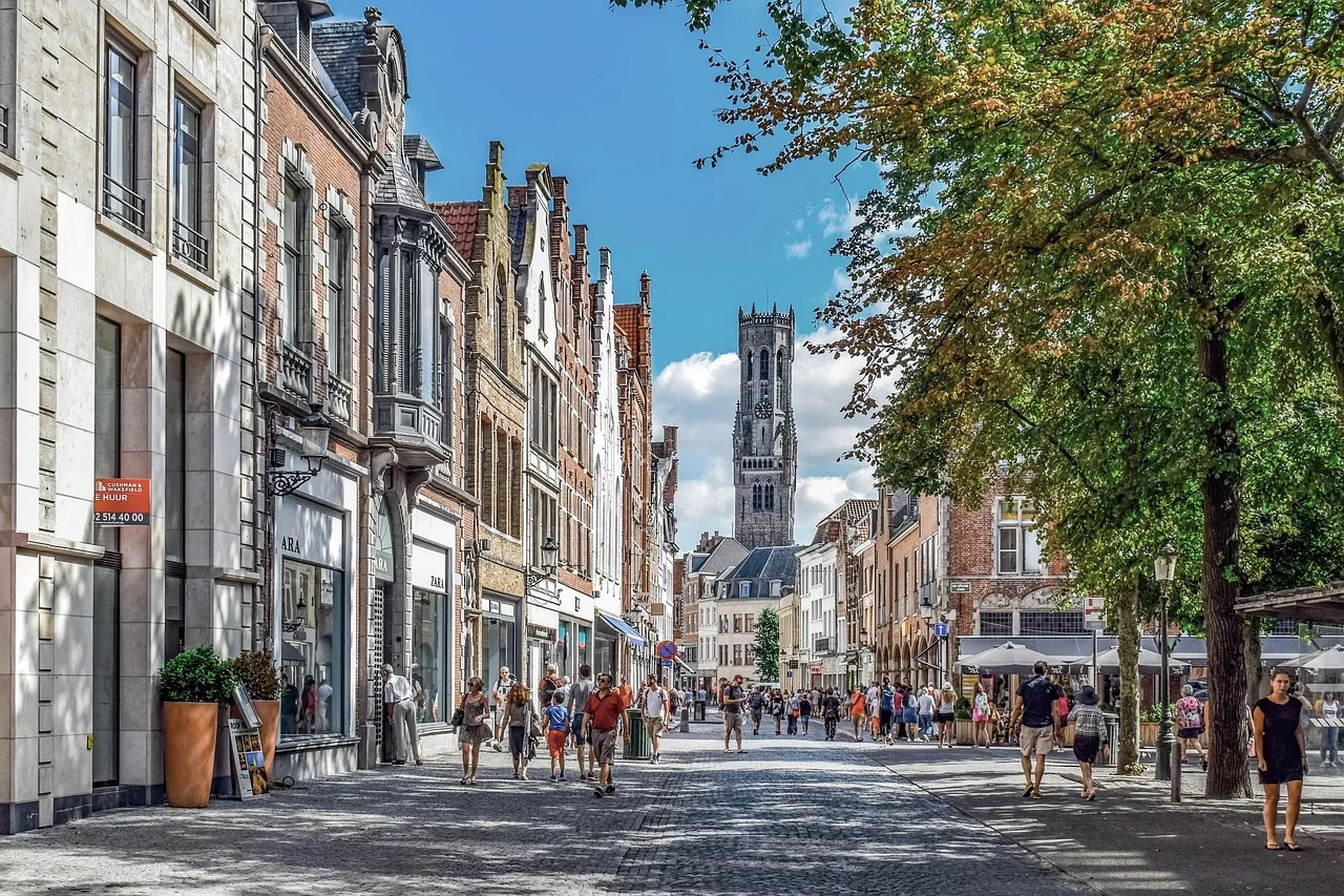 Brugge sokakları ve tarihi binalar - şehir yaşamı