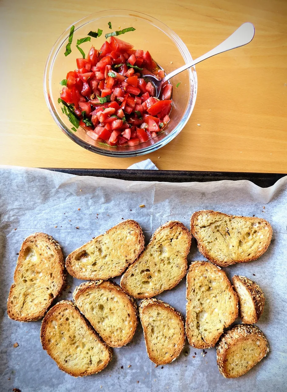 Bruschetta ekmeği üzerine domatesli salsa