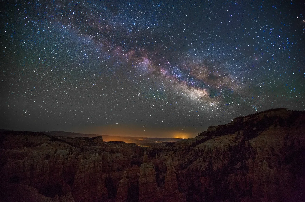 Bryce kanyonu gece manzarası - yıldızlı gökyüzü