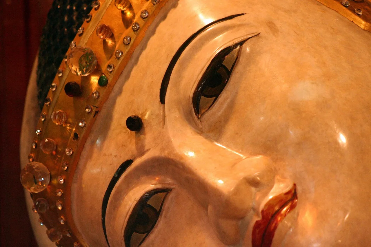 Buda heykeli meditasyon anı - şehrin müzesinde