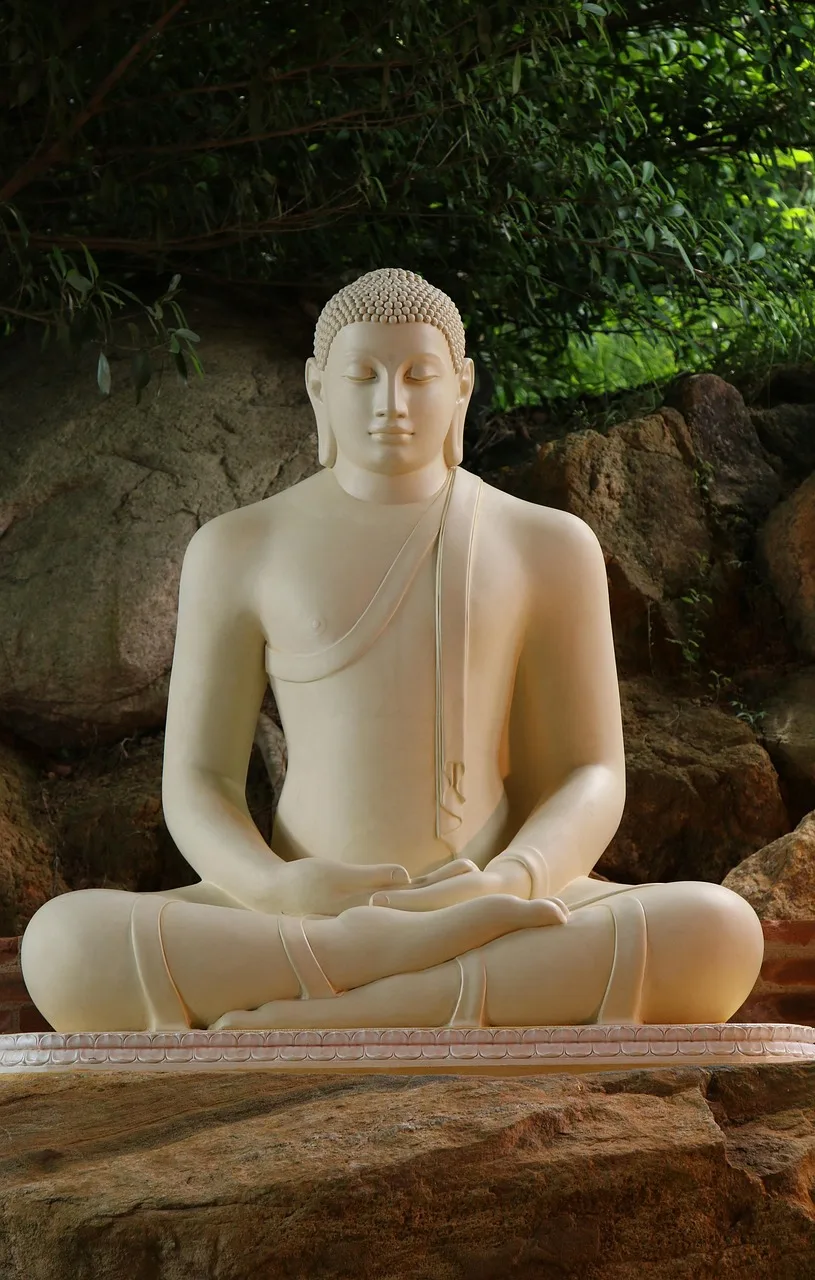 Buda heykeli meditasyon sahnesi - huzurlu Asya kültürü