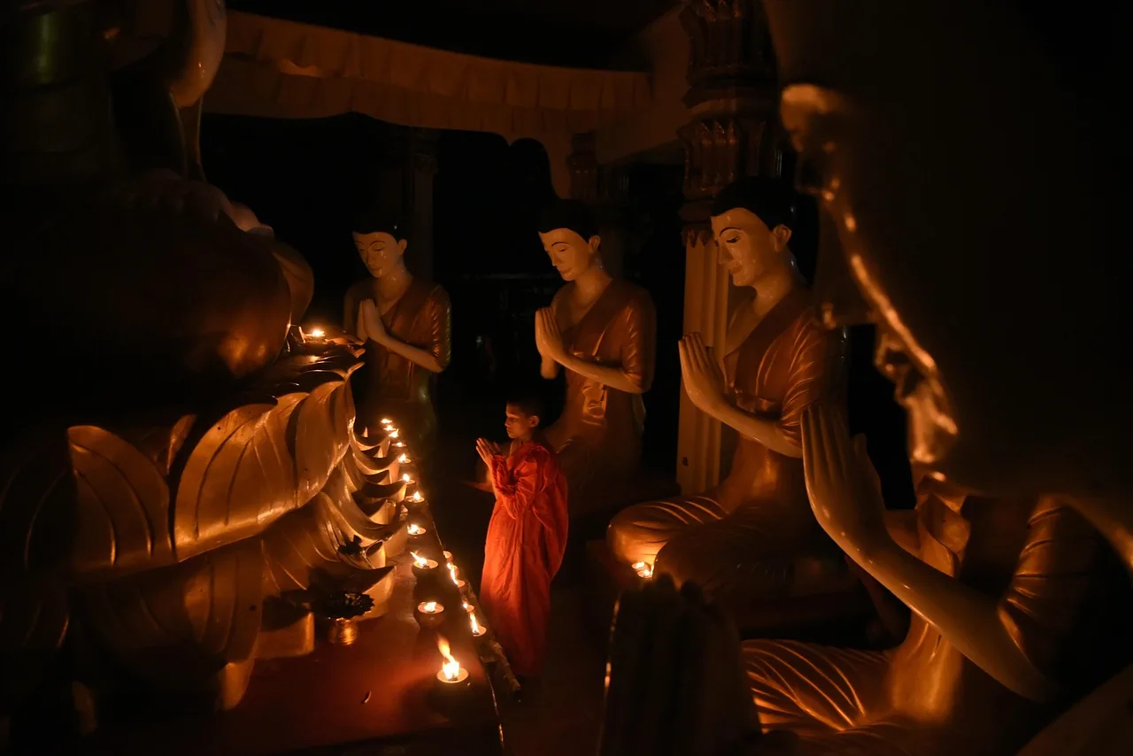 Buda heykeli meditasyon sahnesi - sakin Asya kültürü