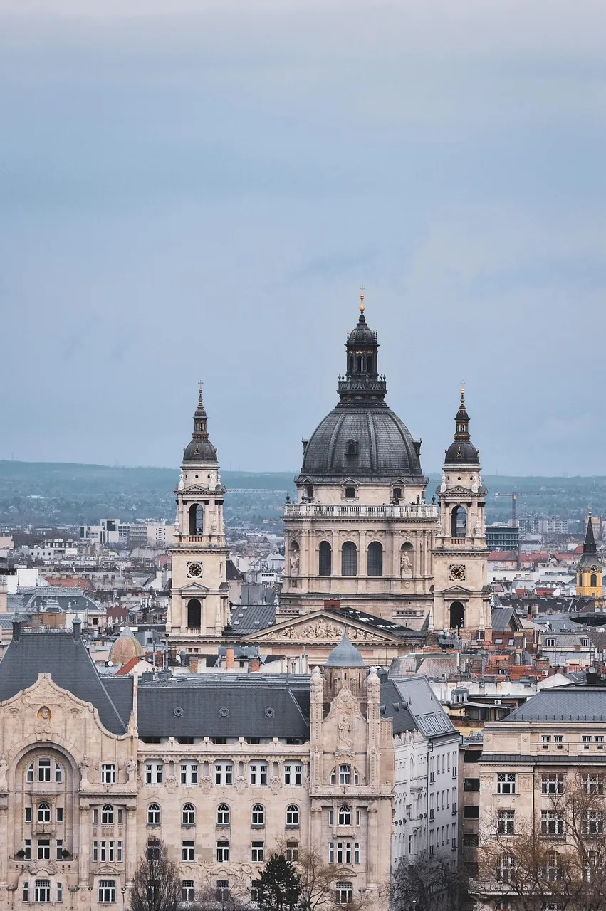 Budapeşte'deki tarihi bazilika ve Avrupa mimarisi