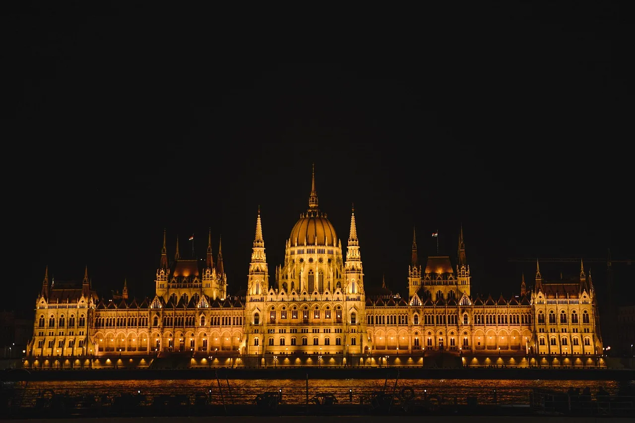 Budapeşte parlamentosu gece ışıklandırması - şehir silueti