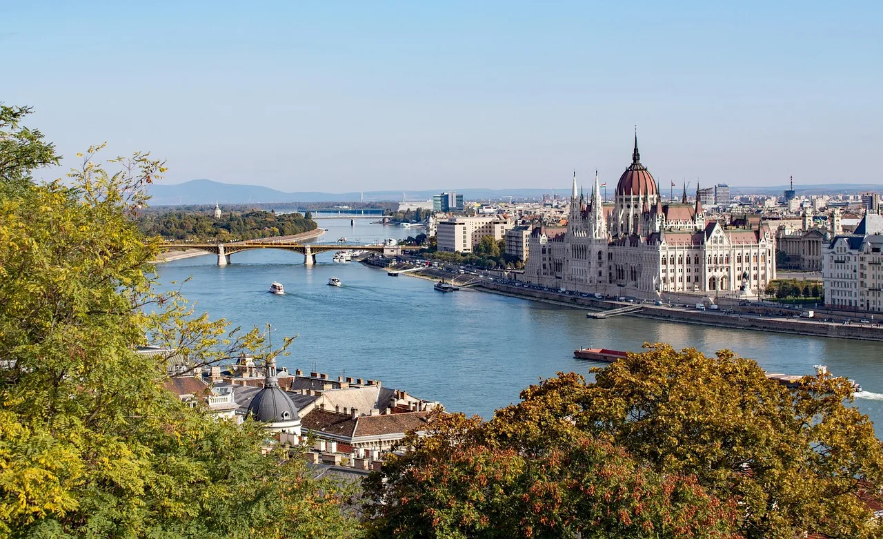 Budapeşte Tuna nehri kıyısında tarihi mimari manzarası