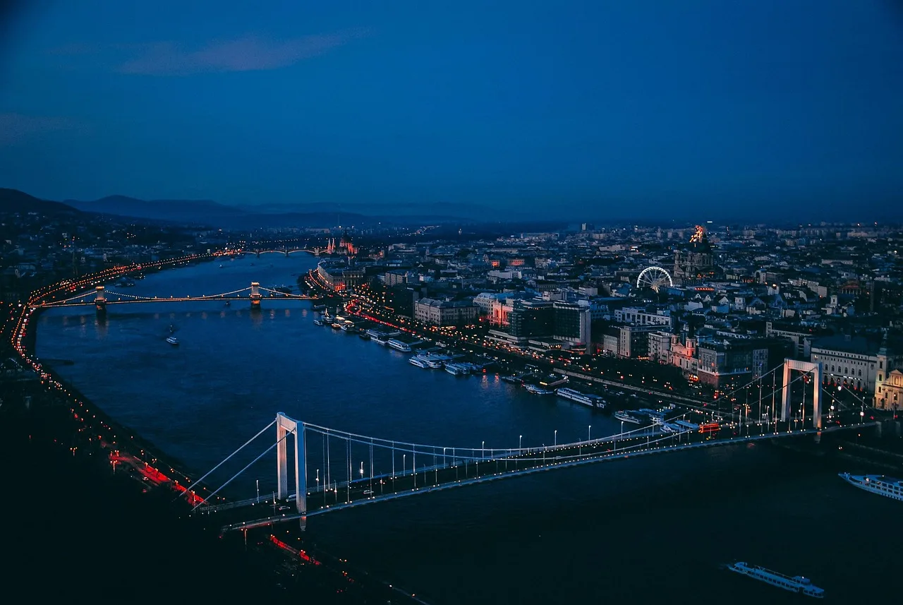 Budapeşte Tuna nehri üzerinde aydınlatılmış köprü gece manzarası