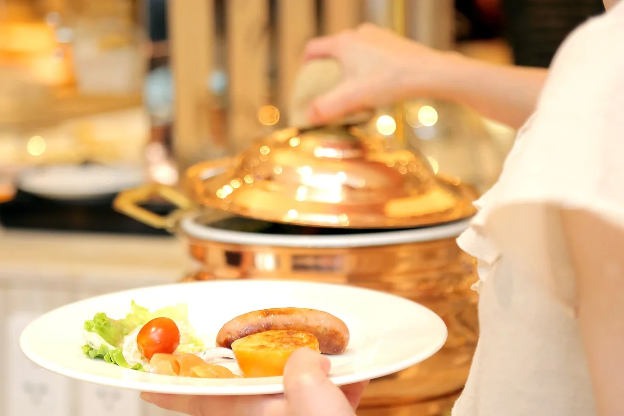 Büfe kahvaltı tabağı seçenekleri - otel sunumu