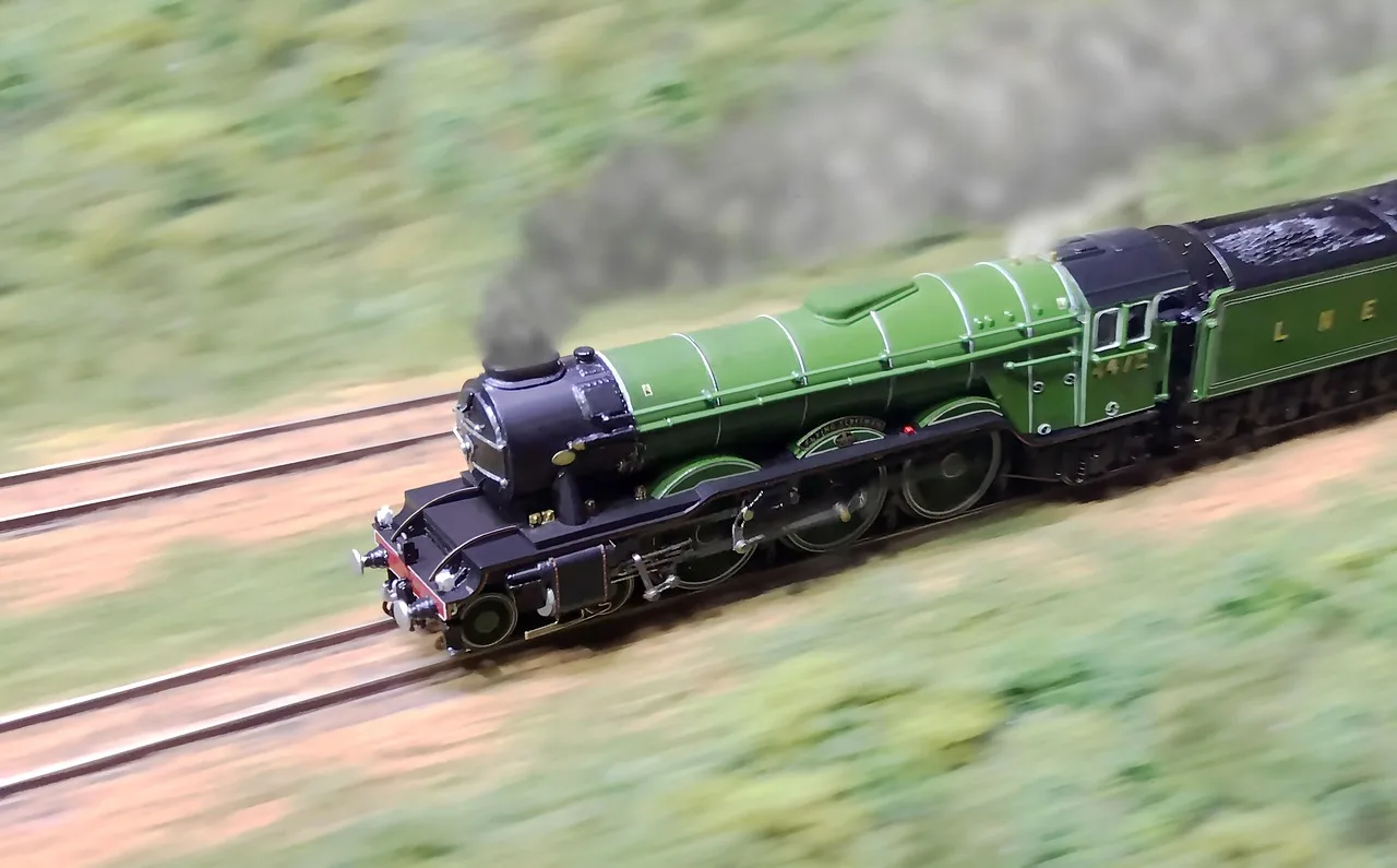 Buharlı lokomotif modeli - yeşil mini tren
