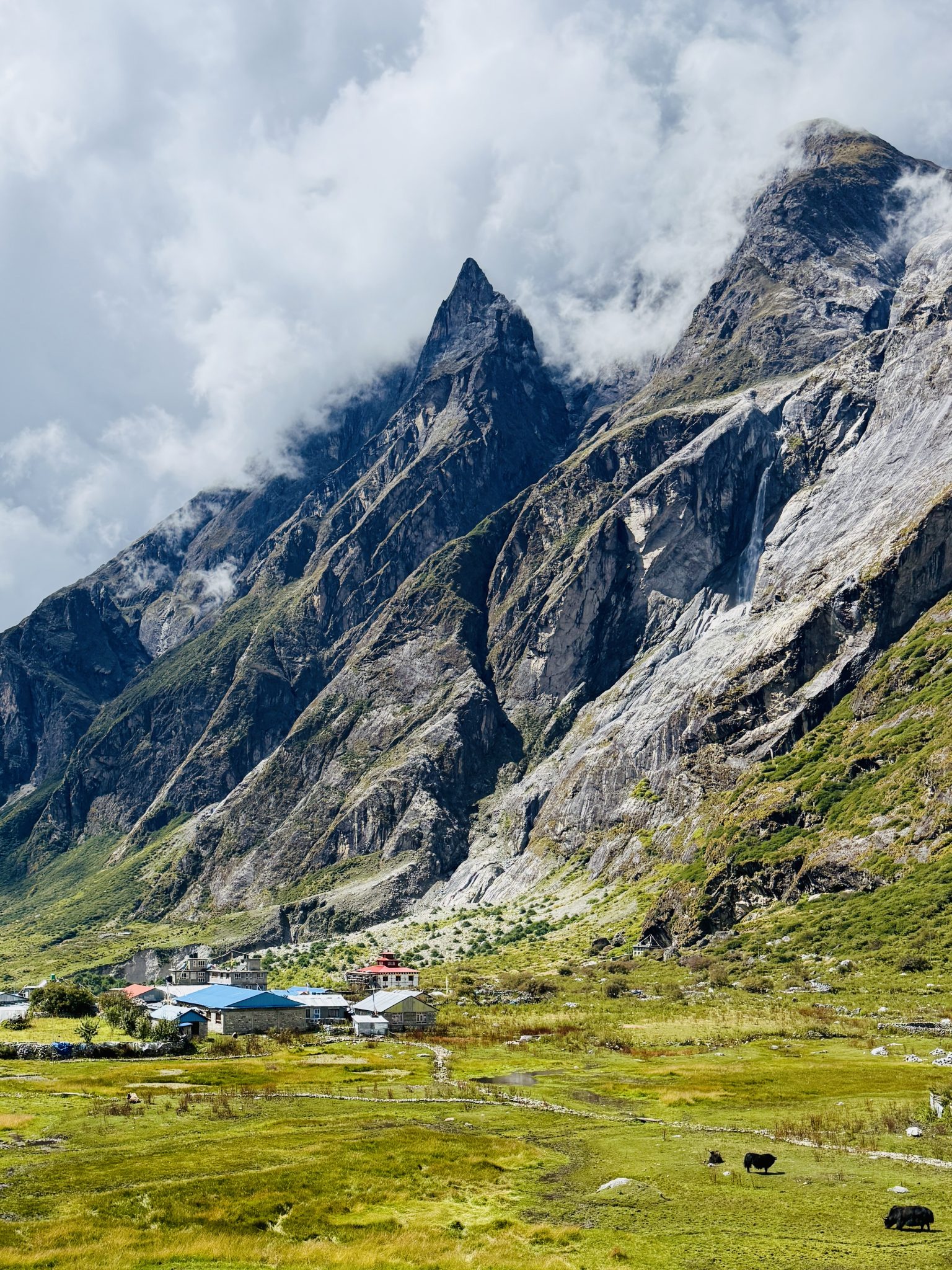 Bulutların Arasındaki Sarp Dağların Eteklerinde Saklı Bir Yayla Köyü